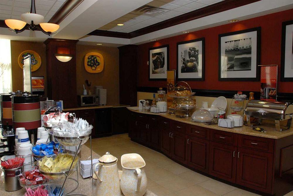 Hampton Inn & Suites Staten Island Ню Йорк Ресторант снимка