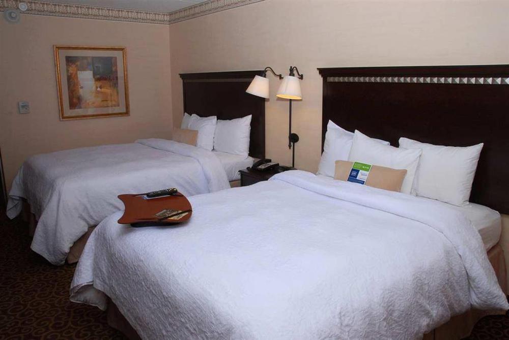 Hampton Inn & Suites Staten Island Ню Йорк Стая снимка